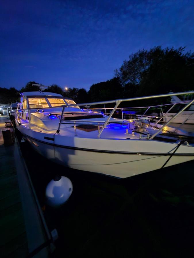 Rhapsody In Blue Hotel Chertsey Exterior foto